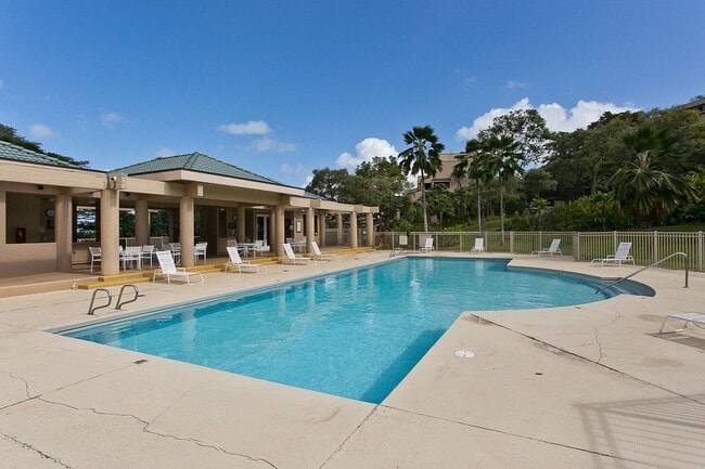 Building Photo - Three Bedroom Penthouse Townhome with beau...