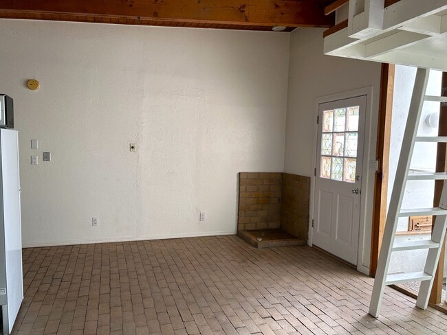 Building Photo - 317 Cornell Dr SE