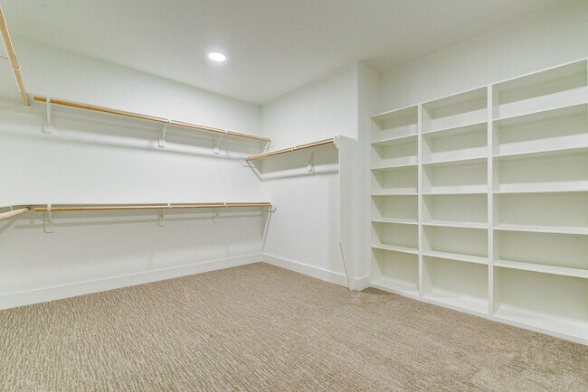 Building Photo - Modern luxury home in well established inn...