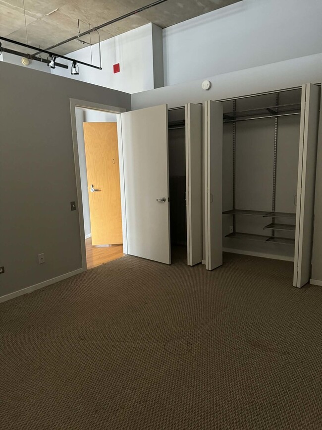 Building Photo - 900 N Kingsbury St