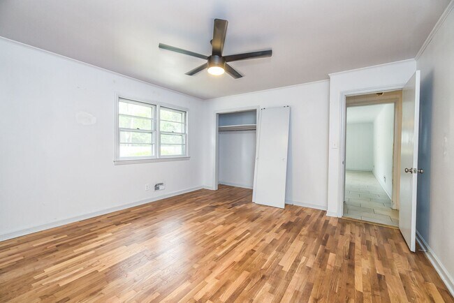 Building Photo - 9 Castlewood Dr