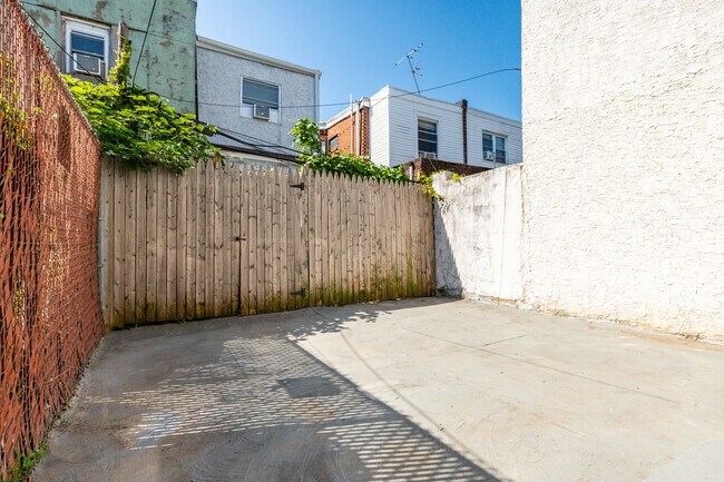 Building Photo - 2112 Sigel St