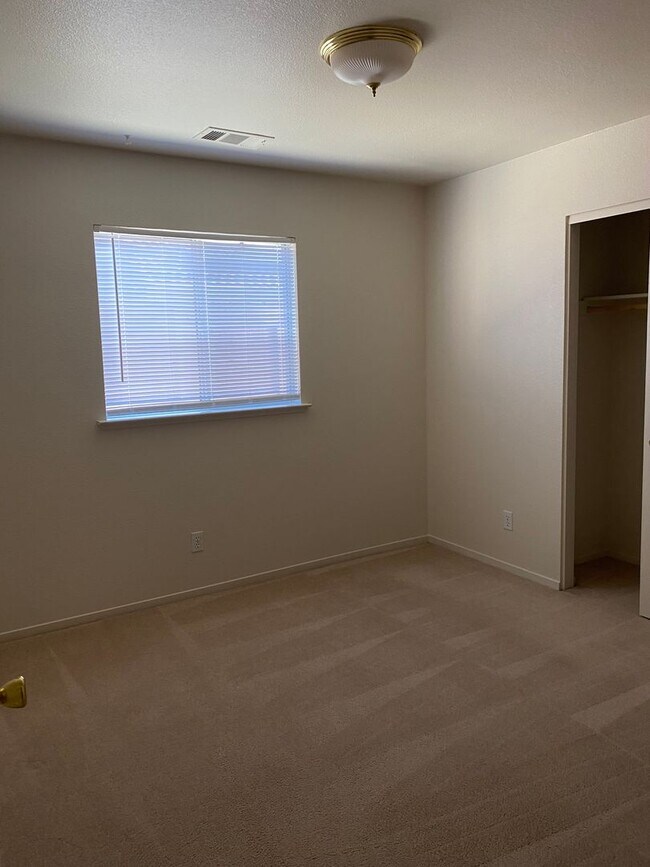 Building Photo - Beautiful Santa Nella Rental