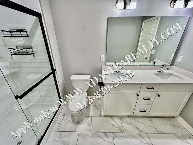 Building Photo - Beautiful Like New 4 Bed 4 Bath Home in Overland Park-Available NOW!!