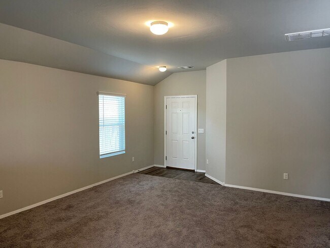 Building Photo - 3 bed 2 bath open living and beautiful finishes!