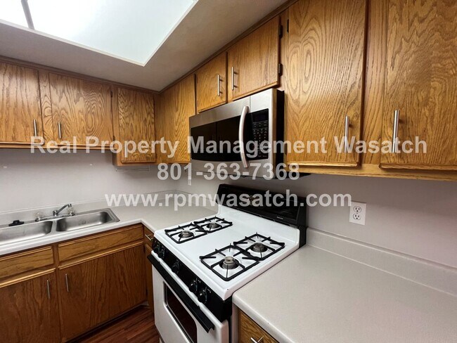 Building Photo - Come See This Spacious 2-bedroom 2-Bath in Downtown Salt Lake City!!