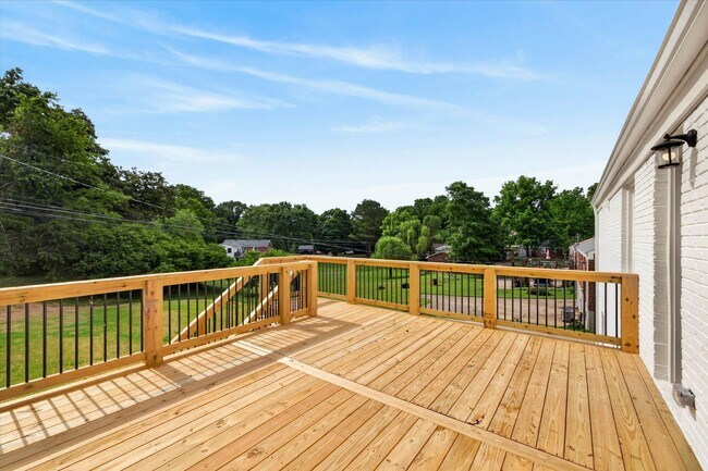 Building Photo - 221 Clearview Dr