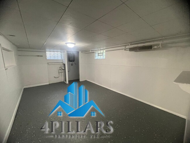 Building Photo - "Charming 3-Bedroom Home with Spacious Lay...