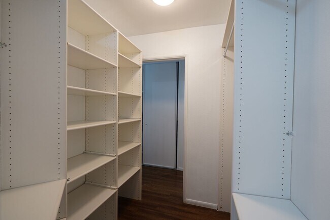 Building Photo - 220 Lilac Ct