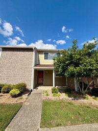 Building Photo - 2 Bedroom Townhome in Greenbrier