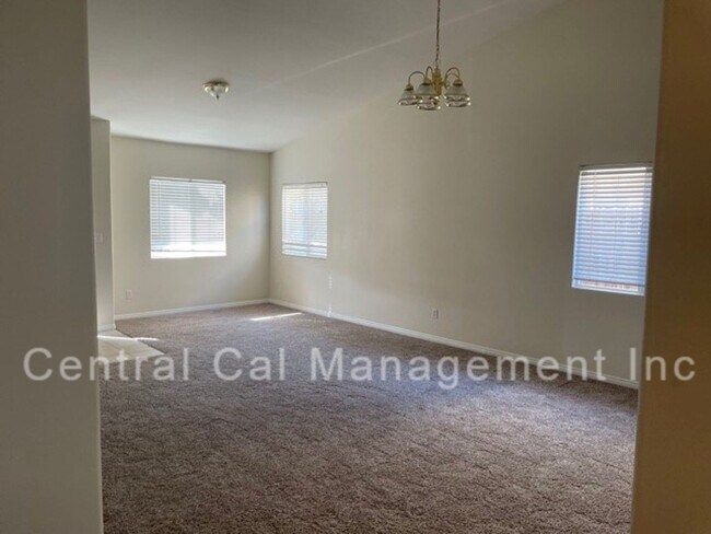 Building Photo - 5 Bedroom, 2 Bath Home in Desired Northwest - $2895 Per Month!