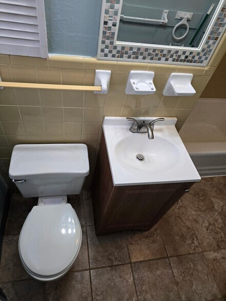 Building Photo - 1702 Wakefield Dr NE