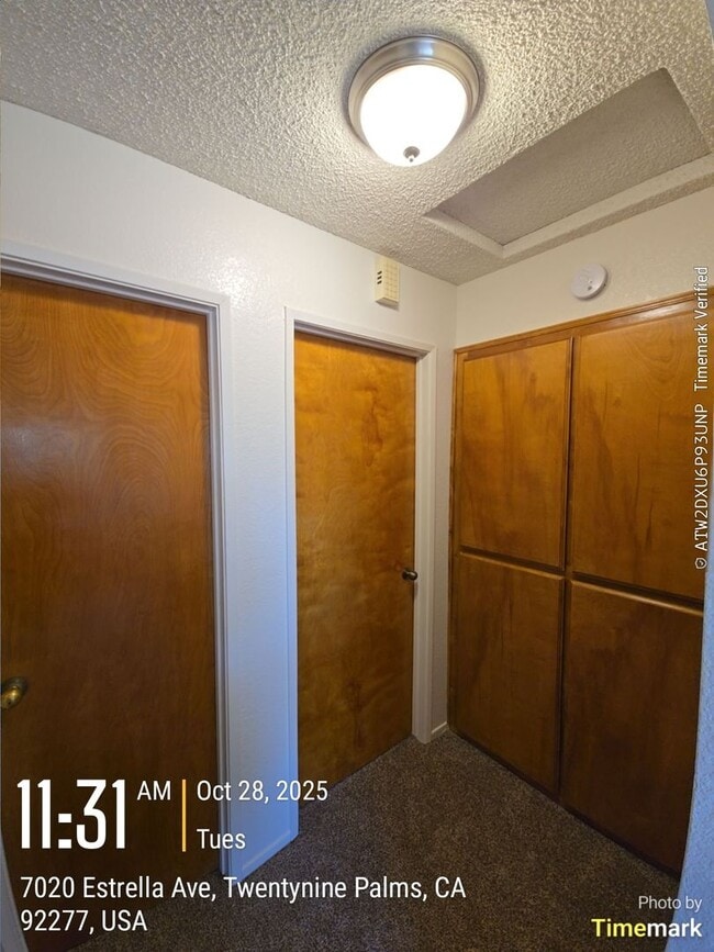 Building Photo - 3 bedroom 2 bath Available now