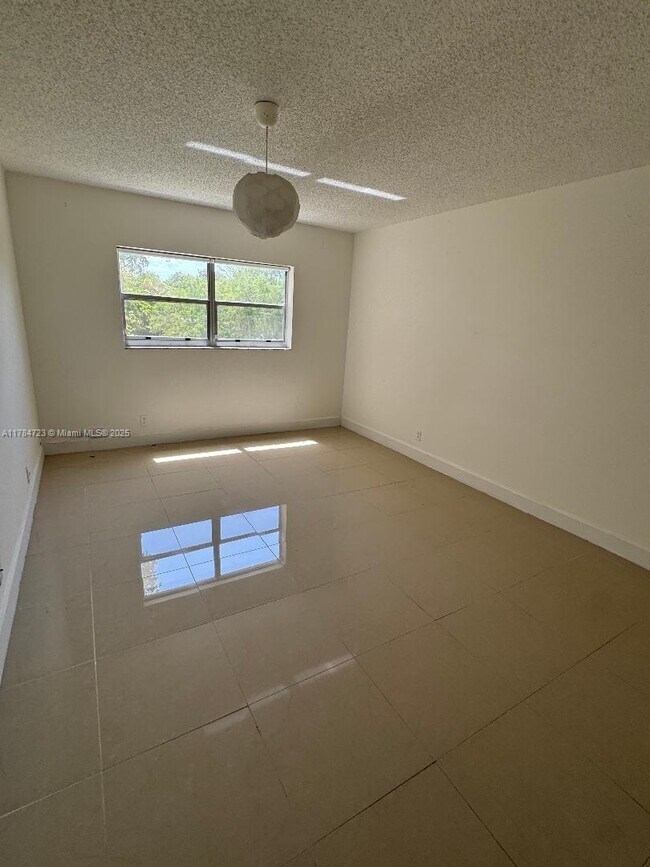 Building Photo - 1025 Country Club Dr
