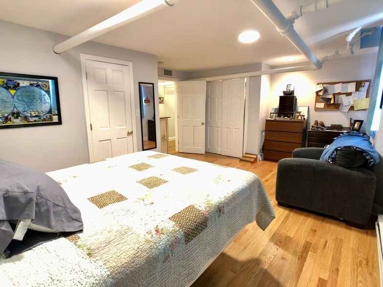 Building Photo - 592 Centre St