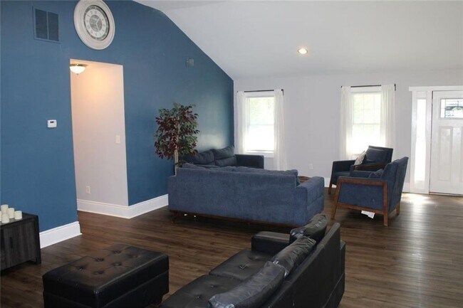 Building Photo - 4495 Kent Rd