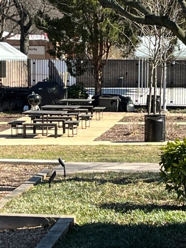 Building Photo - Large 744 sq.ft. 1 bedroom in historic Riverpark DC building