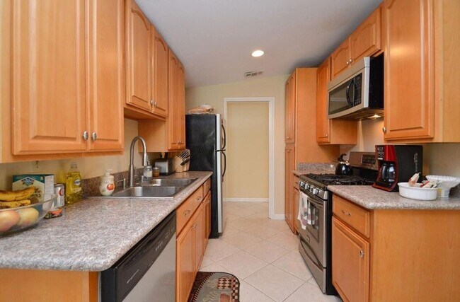 Building Photo - $3,490 / GORGEOUS CENTRAL FREMONT HOME COM...
