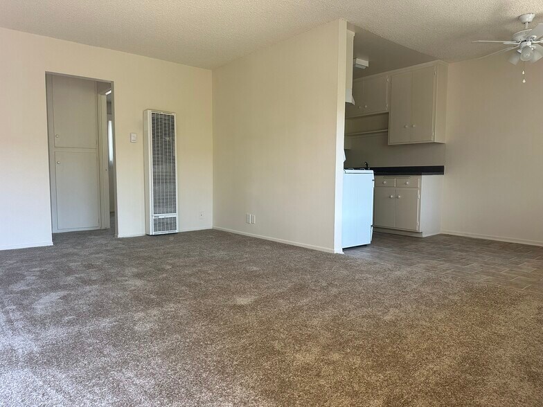 Building Photo - 1181 E Hollyvale St