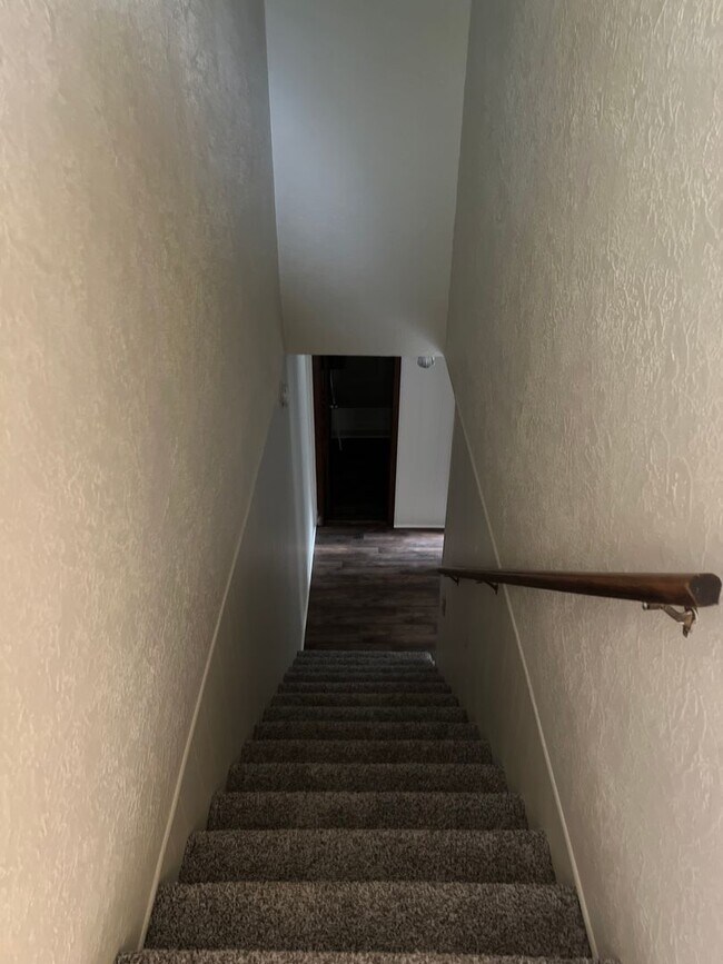Building Photo - 2 BEDROOM 1 BATHROOM APARTMENT FOR RENT