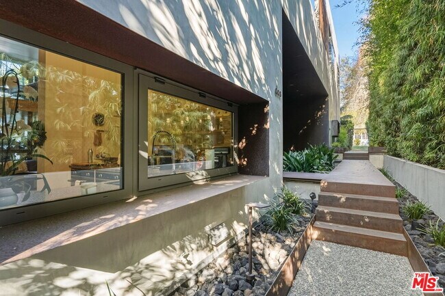 Building Photo - 1849 Fox Hills Dr