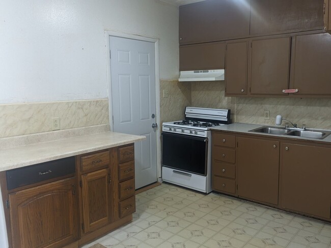 Building Photo - 3 Bedroom 1 Bath House