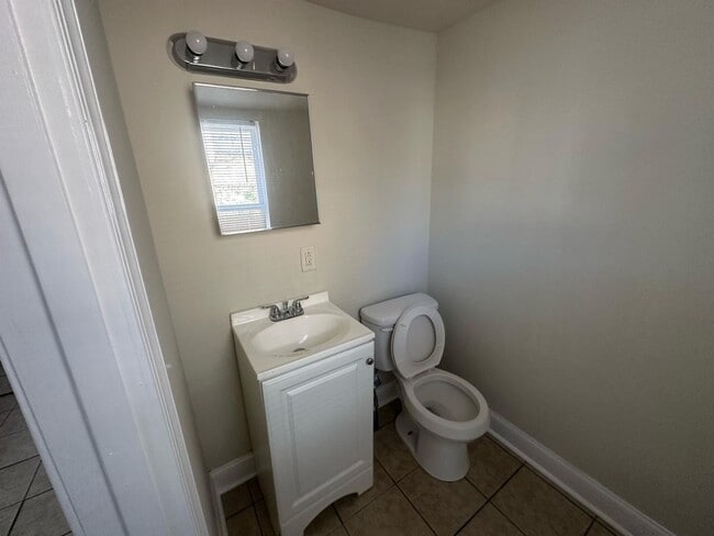 Building Photo - 3 BED 1.5 BATH HOME FOR RENT.