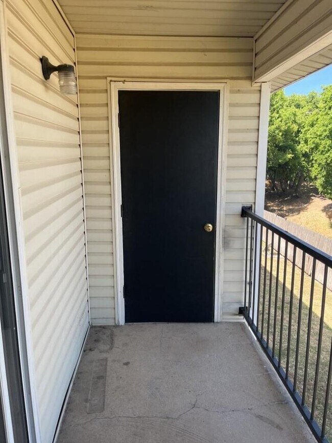 Building Photo - 2 bedroom Water included ! Must see!