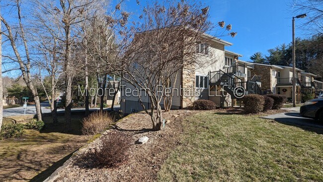 Building Photo - 2 Bed / 3 Bath Condo - Office, Pool, Clubhouse & Garage