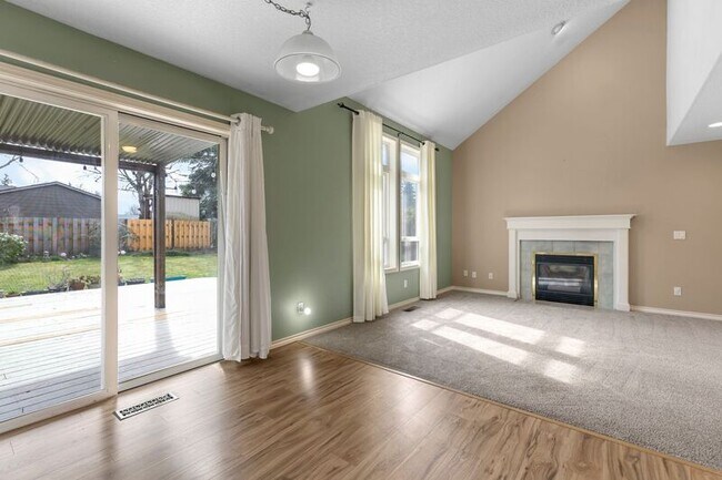 Building Photo - 700 SW 27th Way