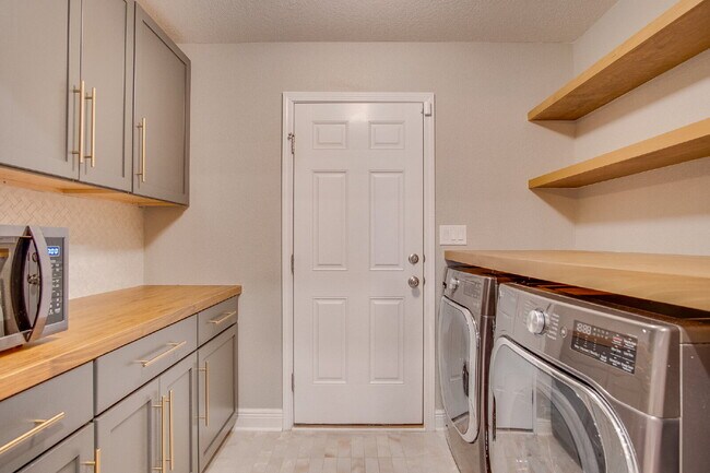 Building Photo - Spacious 4-Bedroom Home in Milton Near I-1...