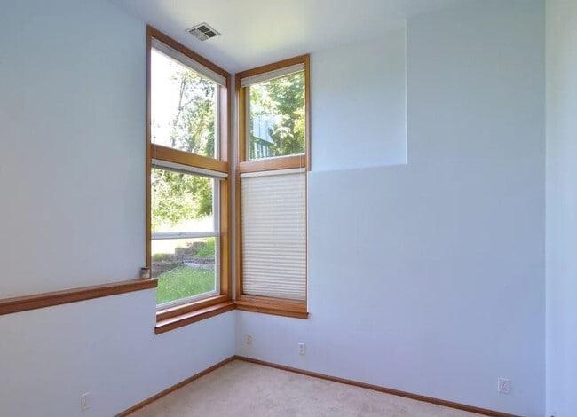 Building Photo - Gorgeous Home with a View!