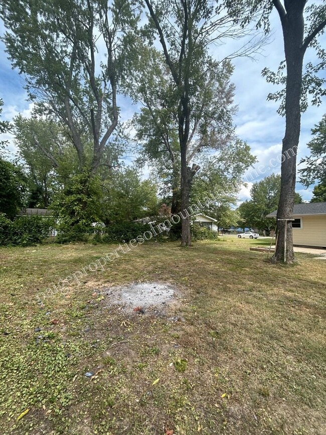 Building Photo - Stunning 4-bedroom, 2-bath Home with Attached Garage