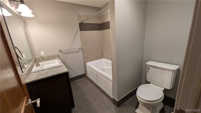 Building Photo - 149 Swan St