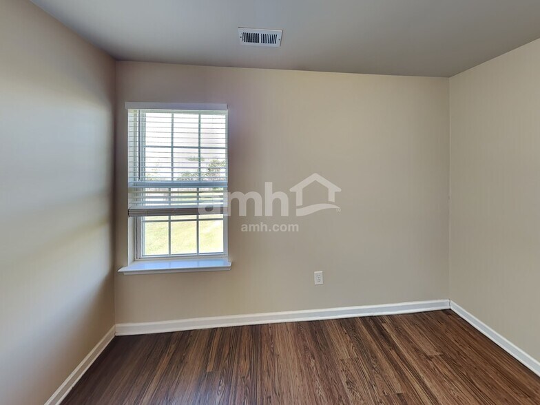 Building Photo - 1041 Vanguard Dr