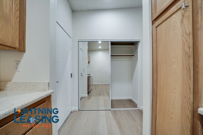 Building Photo - Freshly Updated Jr. 1-Bedroom with Balcony...