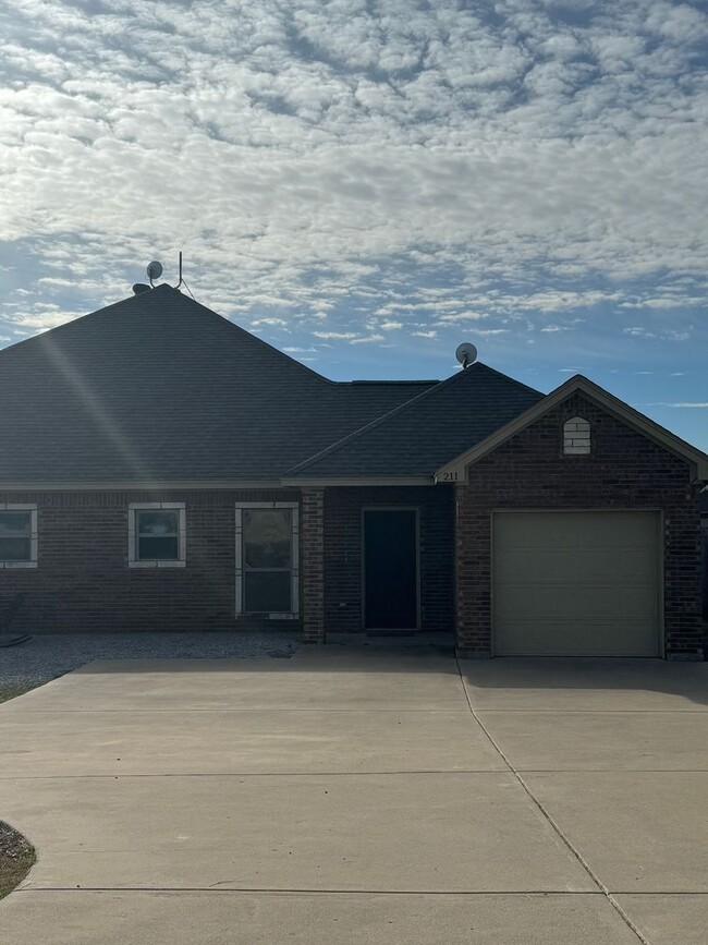 Primary Photo - Brock ISD - 3/2 with Garage - PETS welcome