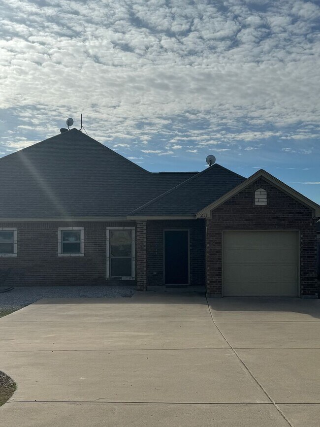 Building Photo - COMING SOON! Garage Parking! BROCK ISD