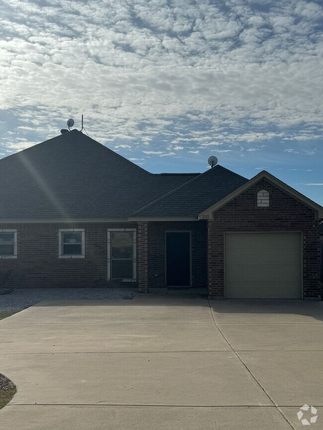 Building Photo - Brock ISD - 3/2 with Garage - PETS welcome