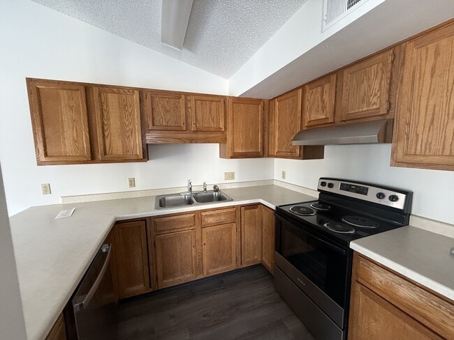 Building Photo - 2210 Valley Rd