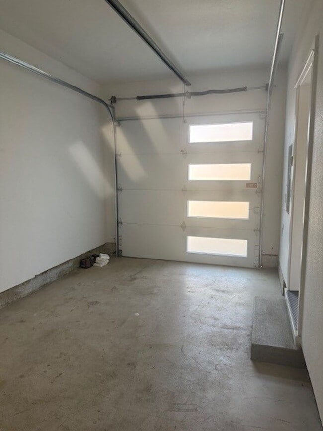 Building Photo - $500 OFF!! Newer South Salem Townhome - 2 ...