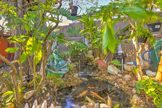 Building Photo - 2434 Cloverfield Blvd