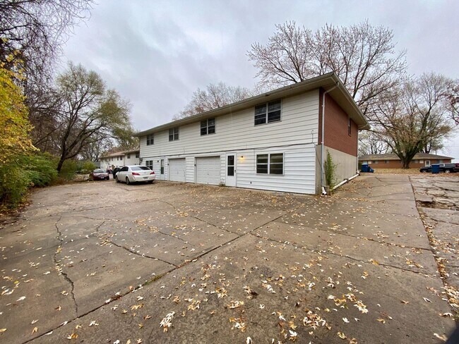 Building Photo - 2910-2912 NORTH RIVER TERRACE