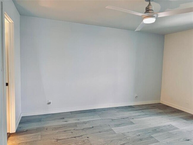 Building Photo - 111 Lake Emerald Dr