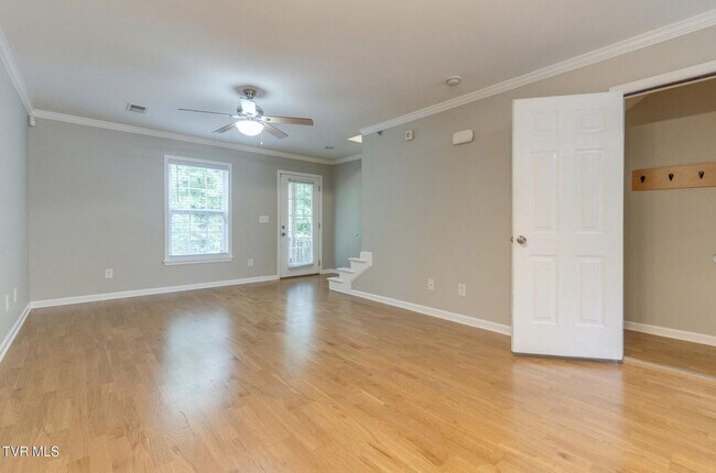 Building Photo - 2305 S Greenwood Dr