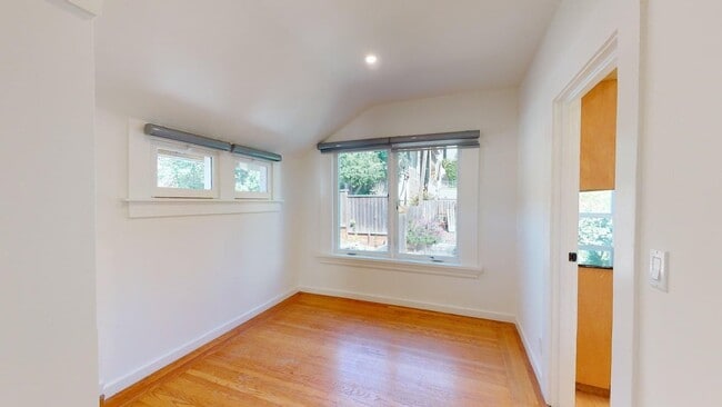 Building Photo - 254 Roosevelt Way