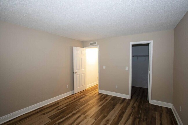 Building Photo - 200 Country Club Dr