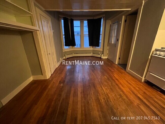 Building Photo - 200 Center St