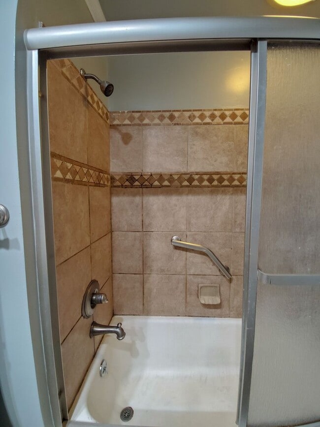 Building Photo - 4 Bedroom 2 bath Home in Shawnee