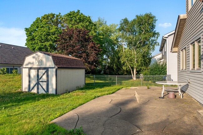 Building Photo - 706 North Point Dr